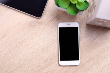 Boş ekran akıllı telefon, tablet ve ofis malzemeleri ahşap ba