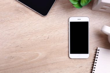Boş ekran akıllı telefon, tablet ve ofis malzemeleri ahşap ba