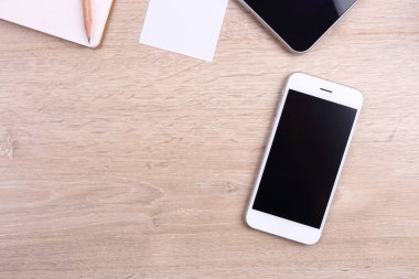 Ahşap arkaplanda boş ekran akıllı telefonu