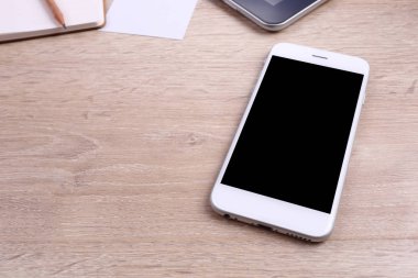Ahşap arkaplanda boş ekran akıllı telefonu