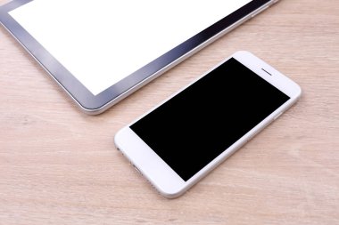 Perspektif smartphone ve tablet ahşap backgro boş ekran