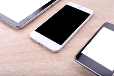 Perspektif smartphone ve tablet ahşap backgro boş ekran