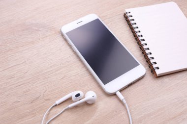 Smartphone mockup kağıt kayda göre ahşap arka plan ile