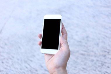 Boş ekranlı akıllı telefonu tut