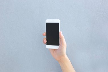 Boş ekranlı akıllı telefonu tut