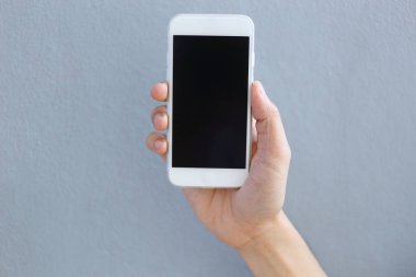 Boş ekranlı akıllı telefonu tut