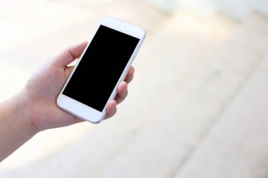 Boş ekranlı akıllı telefonu tut