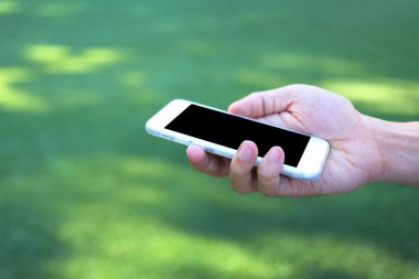 El ele tutuşan akıllı telefon.