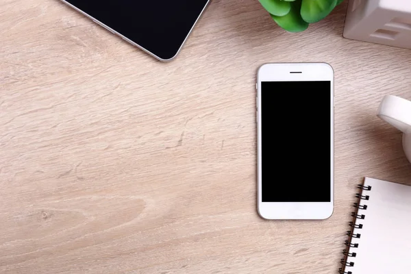 Schermo bianco smartphone, tablet e forniture per ufficio su ba di legno — Foto Stock