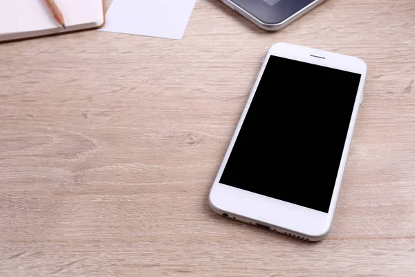 Smartphone schermo bianco su sfondo di legno — Foto Stock