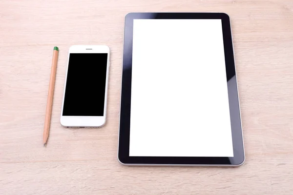 Leerer Bildschirm Smartphone und Tablet auf Holzgrund — Stockfoto
