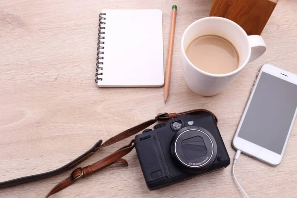 Cyfrowy aparat fotograficzny, Smartphone z kawy na drewniane i papier firmowy — Zdjęcie stockowe