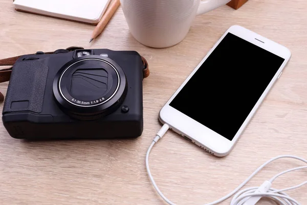 Makieta smartphone z kawy, cyfrowy aparat fotograficzny i Uwaga papieru na — Zdjęcie stockowe
