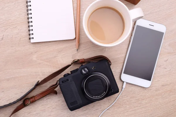 Widok z góry smartphone makieta z kawy, cyfrowy aparat fotograficzny i Uwaga — Zdjęcie stockowe