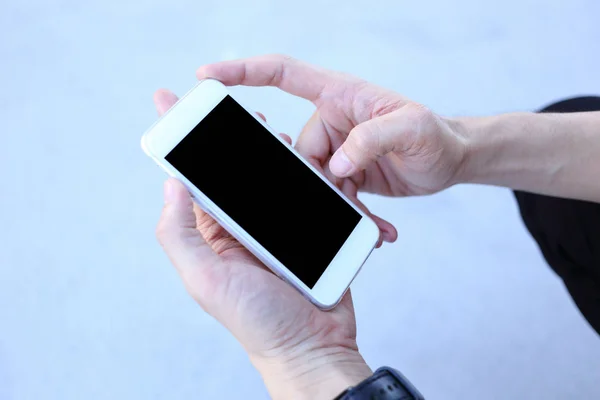 Смартфон в руке с пустым пространственным экраном — стоковое фото