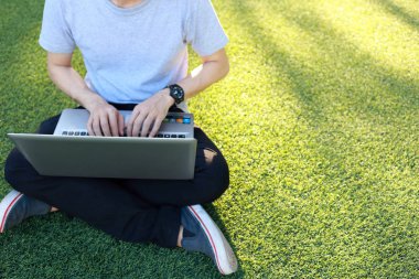 Kullanım dizüstü oturan adam