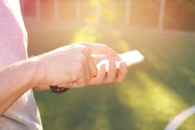 Holding el ve dokunmatik akıllı telefon ekran üzerinde