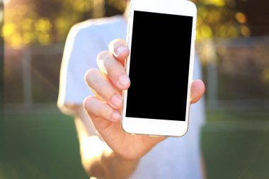 Akıllı telefon tutan adam.