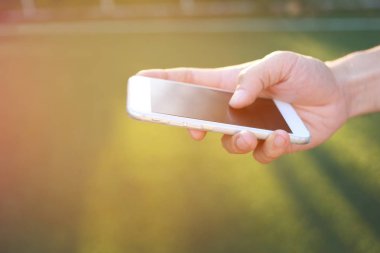 Holding el ve dokunmatik akıllı telefon ekran üzerinde