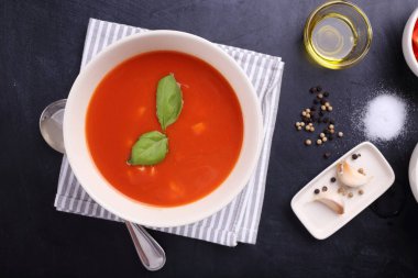 biber ve biberiye siyah arka plan üzerine