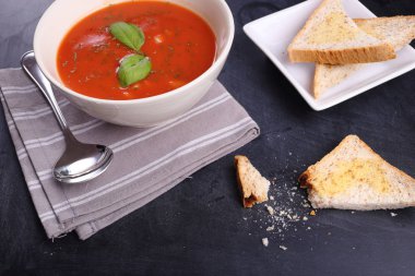 ekmek domates çorbası