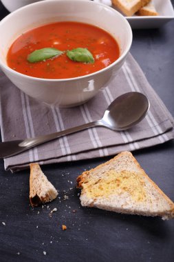 ekmek domates çorbası