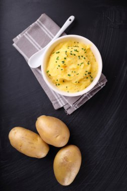siyah arka plan üzerine patates püresi
