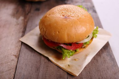 Hamburger ahşap arka plan üzerinde patates kızartması ile