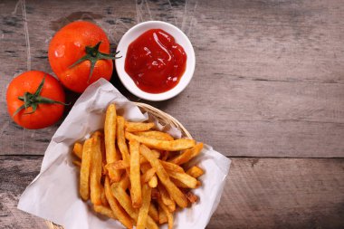Domates soslu patates kızartması.