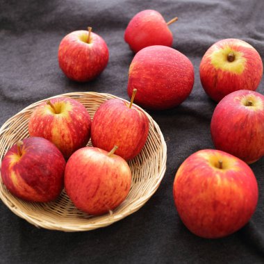 Elma meyve sepeti ve kumaş