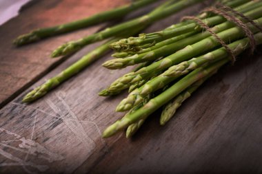 Ahşap arka planda kuşkonmaz