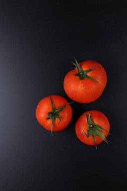 Siyah arkaplanda domatesler