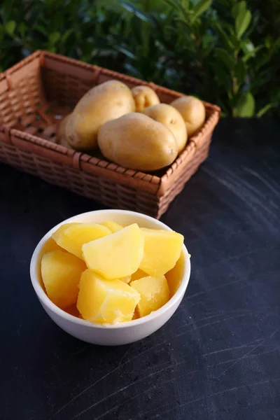 Картофель с картошкой на бамбуковой корзине — стоковое фото