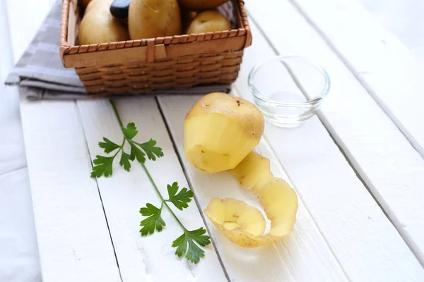 Картофельная кожура с ингредиентами для пюре — стоковое фото