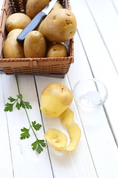 Aardappel schil met ingrediënten voor aardappelpuree — Stockfoto