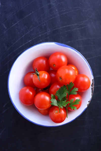 Vista superior de tomates cherry en bowl — Foto de Stock