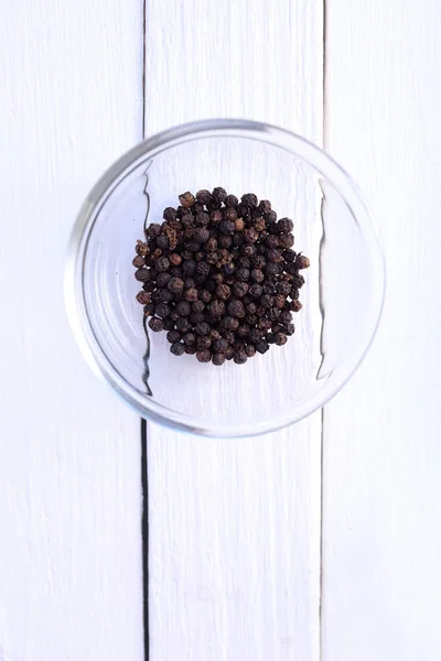 Pepper in bowl on white background — Stock Photo, Image