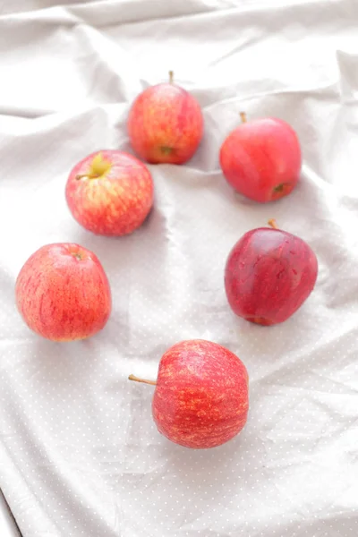 Fruta de maçãs em cesto e tecido — Fotografia de Stock