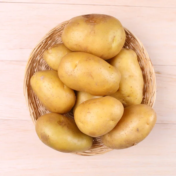 Картошка на корзине — стоковое фото