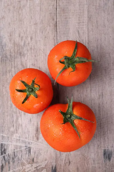 Tomates sobre fondo de madera — Foto de Stock