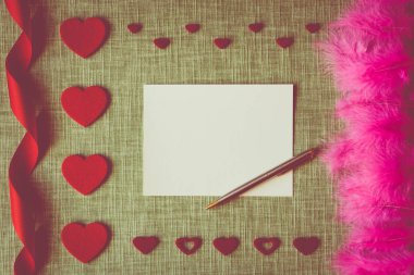 Sevgililer günü kartı zanaat kumaş zemin üzerine malzemeleri