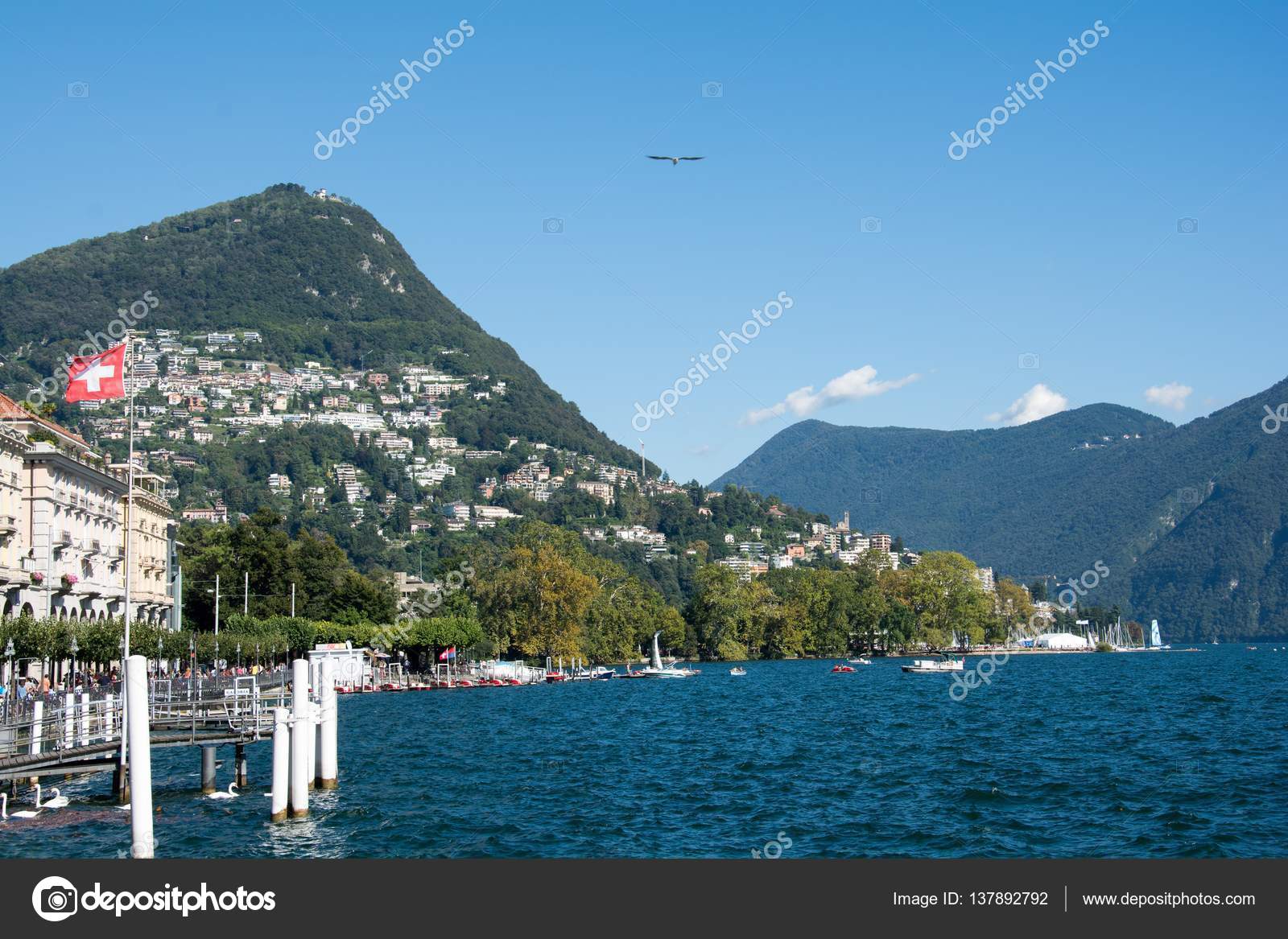 Meer van Lugano, Zwitserland — Stockfoto © distasi.donato ...