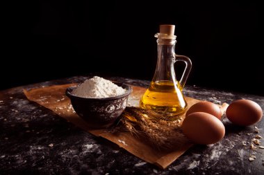 Sürahi yağ, simit, yumurta, bir un Kupası