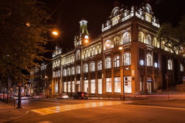 2 Ekim 2017 - Rusya, Vladivostok, Svetlanskaya St: perspektif panorama gece görünümü jimnastiği