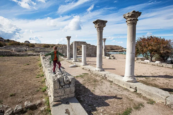 SEVASTOPOL, CRIMEA - OCTUBRE, 07. 2017: Niño jugando en Chersonese Taurian — Foto de Stock