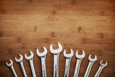 Anahtarları üzerinde ahşap masa seti