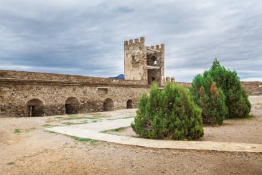 16 Ekim 2017: Turist ziyaret kuleleri ve Sudak, müze-rezerv Sudak kale, Crimea Ceneviz kale duvarlarını