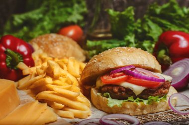 Lezzetli ızgara sığır burger.