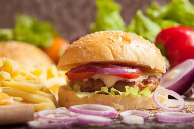 Lezzetli ızgara sığır burger.