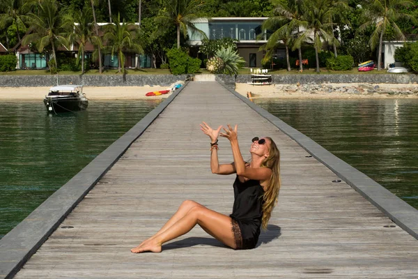 Bella modella sorridente sotto il palmo della mano nel paesaggio estivo, relaxin — Foto Stock